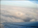 Decollo da Bologna in condizioni di volo strumentale (IFR). Al centro l'ombra dell'aeromobile circondata da un alone luminoso